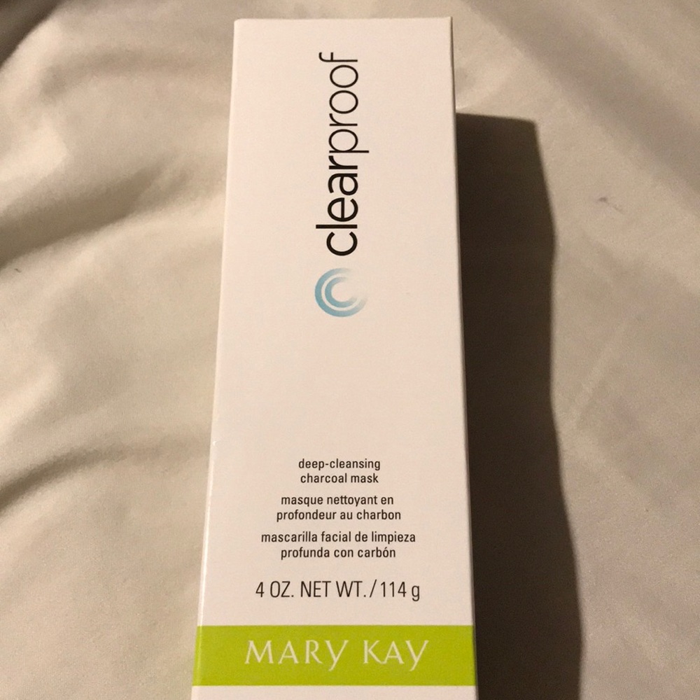 Deep-cleaning charcoal mask